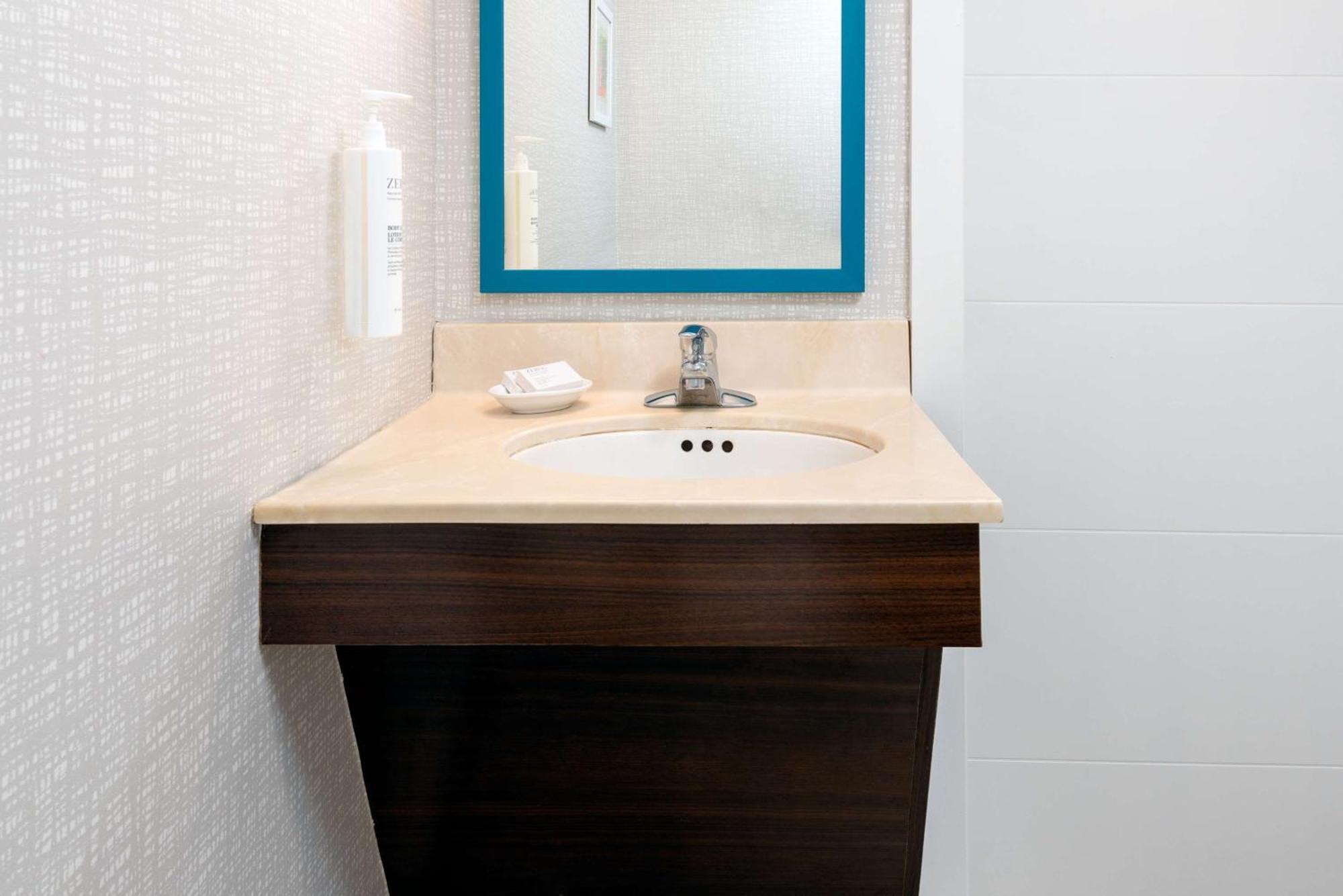 וינזדור לוקס Hampton Inn Hartford Airport מראה חיצוני תמונה